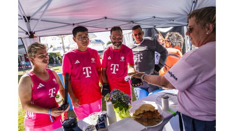 Der Waffelstand bei der Special Hockey EM mit mehreren Sportlern