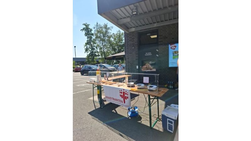 Waffelstand vor dem Rewe in Körbecke