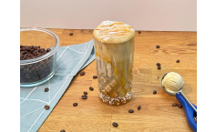 Eiskaffee mit Vanille-Eiscreme 