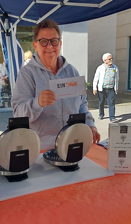 Frau hinterm Waffelstand