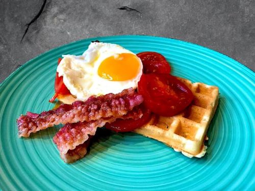 Buttermilchwaffel mit Tomaten, Spiegelei und Bacon