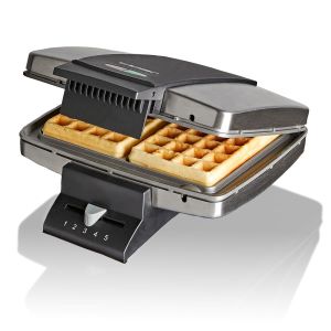 Das Bild zeigt das Waffeleisen Cloer 1445, aufgeklappt mit einer fertigen belgischen Waffel. 