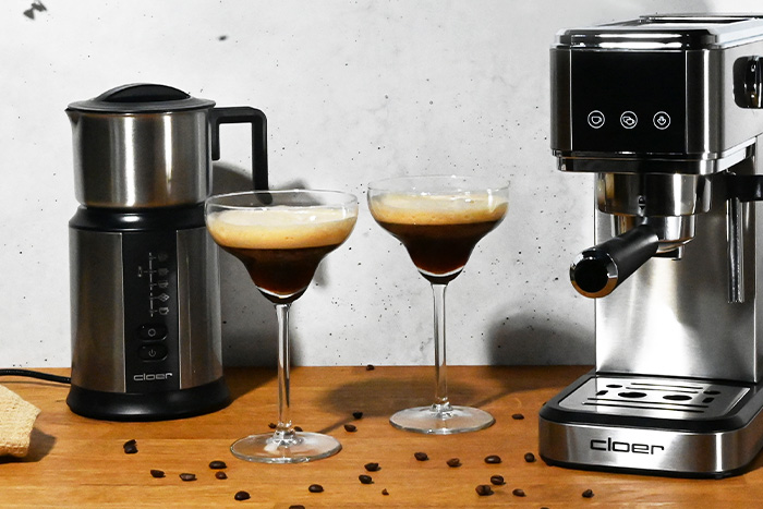 Zwei Cocktailgläser mit Espresso-Martini
