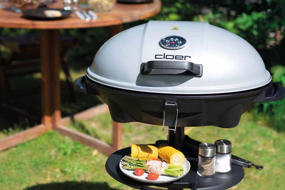 Grill steht im Garten 
