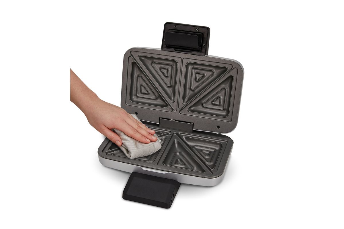 einfache Reinigung mit einem Tuch bei einem Sandwichmaker 