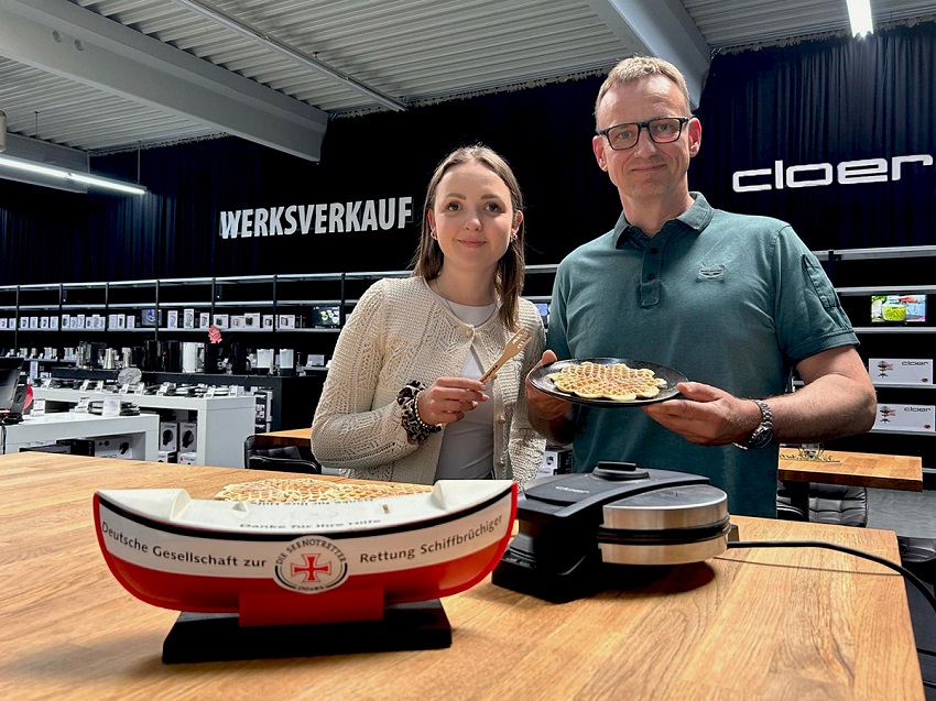 Sammelschiffchen der DGzRS im Werksverkauf mit Laura Schumacher und Achim Cloer