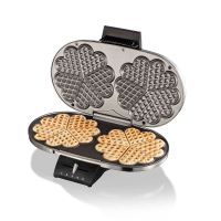 Das Bild zeigt das Doppelwaffeleisen Cloer 1329, aufgeklappt mit zwei fertigen Herzwaffeln.