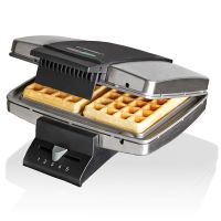 das Waffeleisen Cloer 1445, aufgeklappt mit einer fertigen belgischen Waffel.