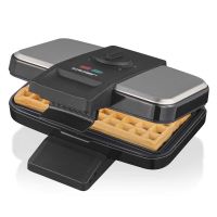 das Waffeleisen Cloer 1459, aufgeklappt mit einer fertigen belgischen Waffel.