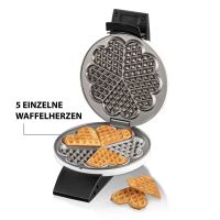 Das Bild zeigt das Waffeleisen Cloer 1631HB, aufgeklappt mit einzelnen Waffelherzen.