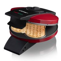 Das Bild zeigt das Waffeleisen Cloer 1633V, aufgeklappt mit einem großen fertigen Waffelherz.