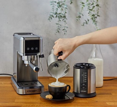 Aufgeschäumte Milch wird aus dem Kännchen des Cloer 7789 in eine Cappuccinotasse gegossen.
