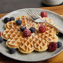 Das Bild zeigt eine Herzwaffel auf einem Teller.