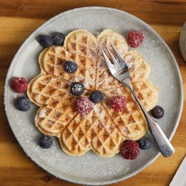Klicke hier, um zum überlieferte Originalrezept für Waffelteig weitergeleitet zu werden Das Waffeleisen Cloer 1898 daneben steht ein Teller mit einer Herzwaffel