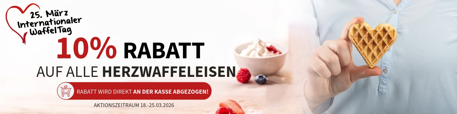Das Bild zeigt eine Herzwaffel neben einem schwarzen Cloer Waffeleisen. 