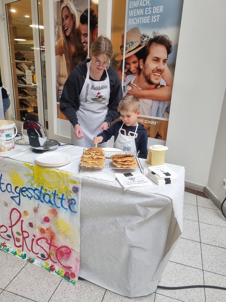 Eine Frau und ein Kind backen Waffeln