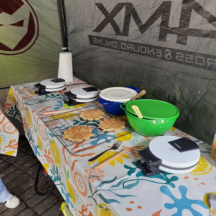 Waffeleisen und fertige Waffeln am Stand der Aktion