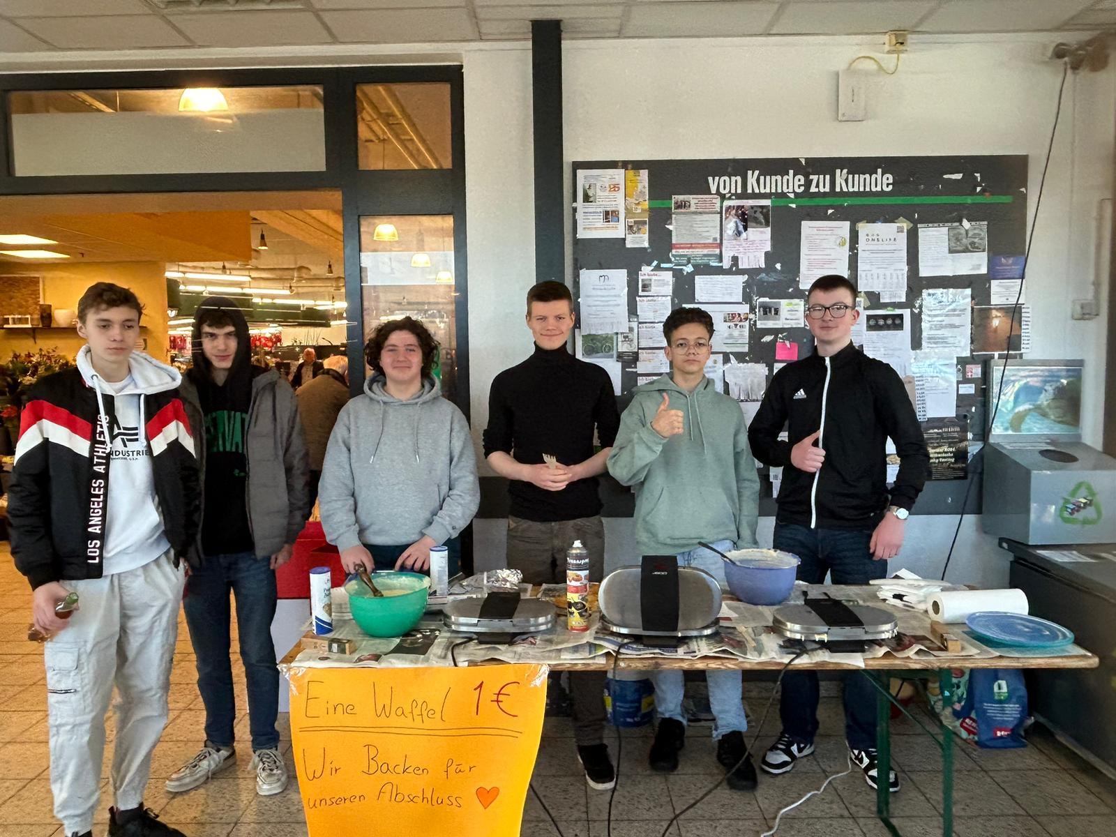 Die Schüler der Hauptschule Sundern an ihrem Waffelstand