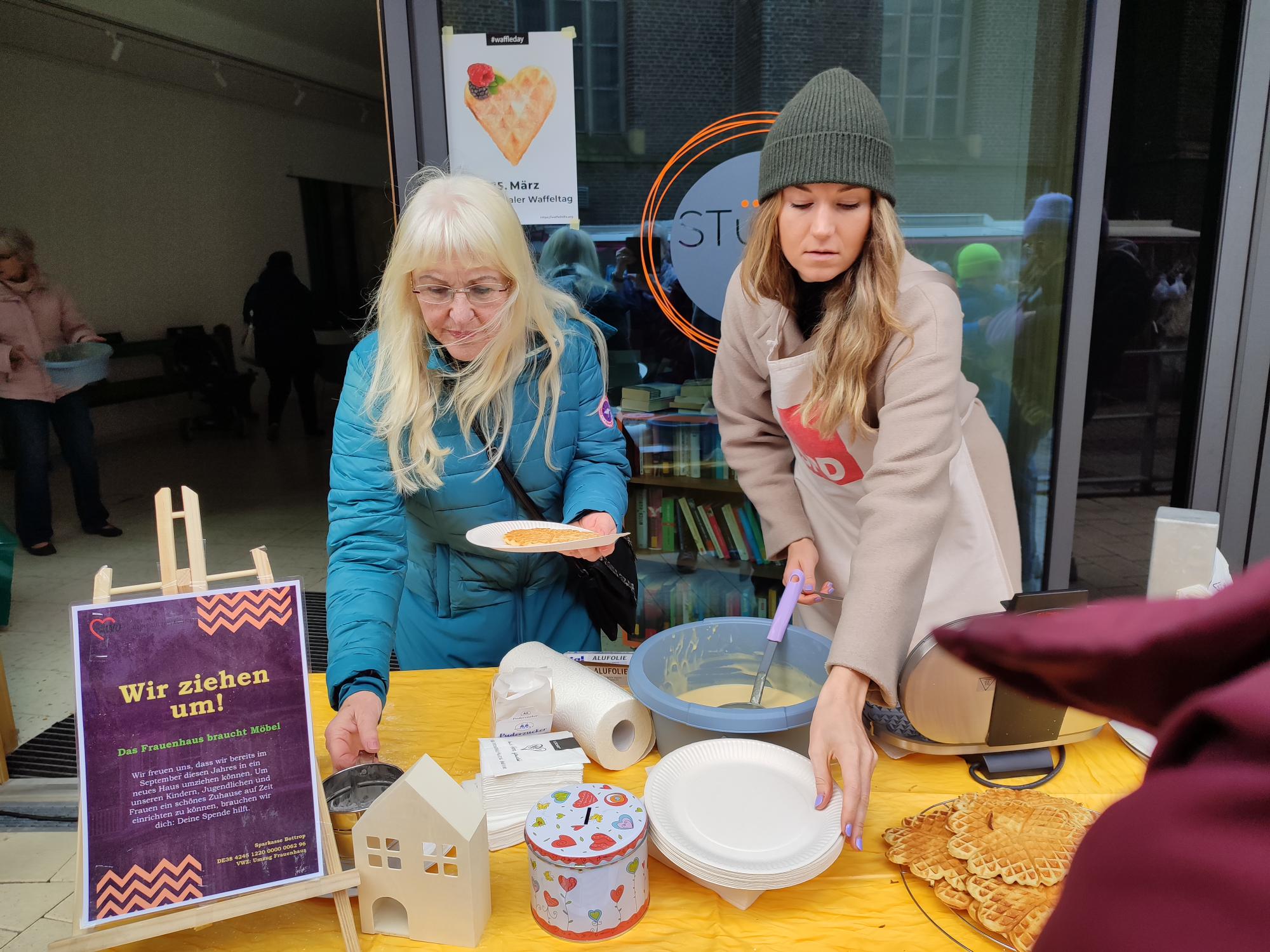 Zwei Frauen backen bei der Aktion gemeinsam Waffeln