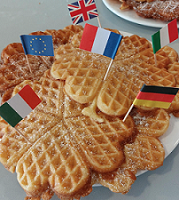 Waffeln mit verschieden kleinen europäischen Flaggen reingesteckt 