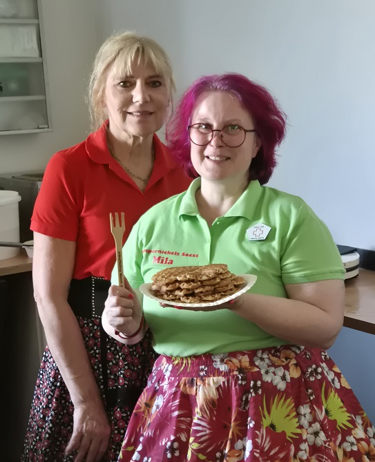 Zwei Frauen mit Waffeln und Holzgabel