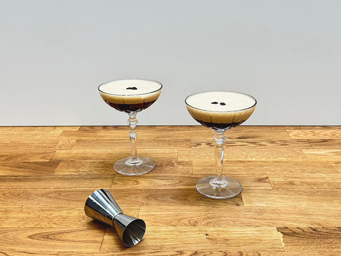 Zwei Cocktailgläser mit Espresso-Martini